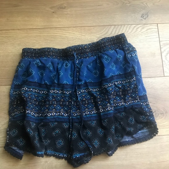 Hollister Pants - Blue flowy Hollister shorts